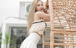 Feilin嗲囡囡 – 大家快看！这个原图中的奶茶Emily穿上黑丝后，竟然有种说不出的惹火气息。