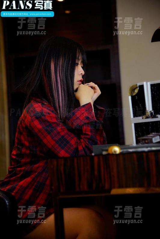 PANS写真-卡卡 PANS写真 - 短裤与卡卡:在写真里玩起了隐藏和显露