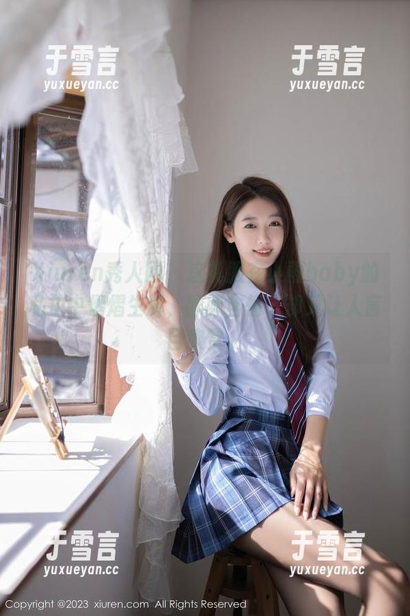 Xiuren秀人网 - 这礼服在小雨baby的私拍中熠熠生辉，脉脉含情，却又让人盲目欣赏。