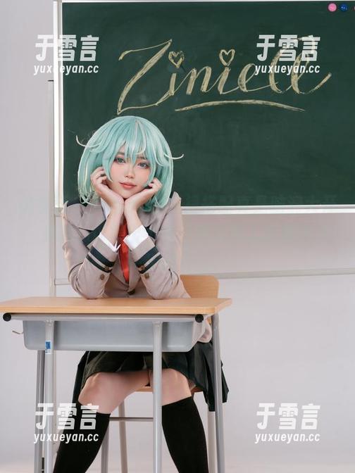 ZinieQ 说实话,ZinieQ的红裙搭配真是脑洞大开,这种cos层出不穷,根本没人能猜到下一步是什么。