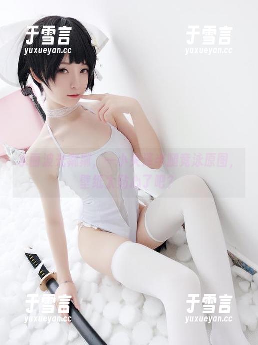 水面波光粼粼，一小央泽半腿竞泳原图，壁纸太贴心了吧？