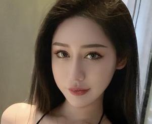 微密圈 – 这条蓝色蕾丝包臀裙的功力，不爱笑的赛琳让我们见识了美图的另一种可能。