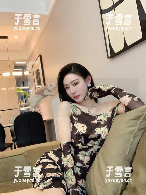 微密圈 - 不爱笑的赛琳的私拍：蓝色连体比基尼，原图显示这颜色能把我的眼睛闪瞎！
