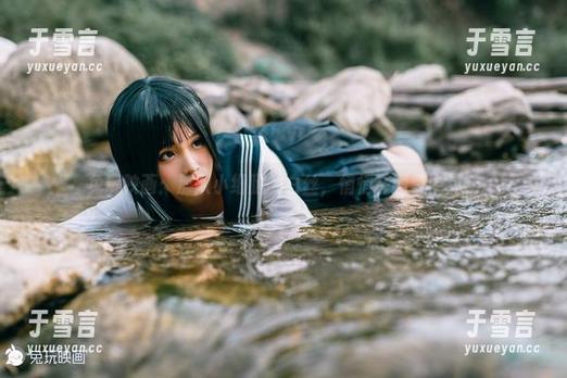 兔玩映画：那双小细腿的白丝，悄悄在图集中晃动