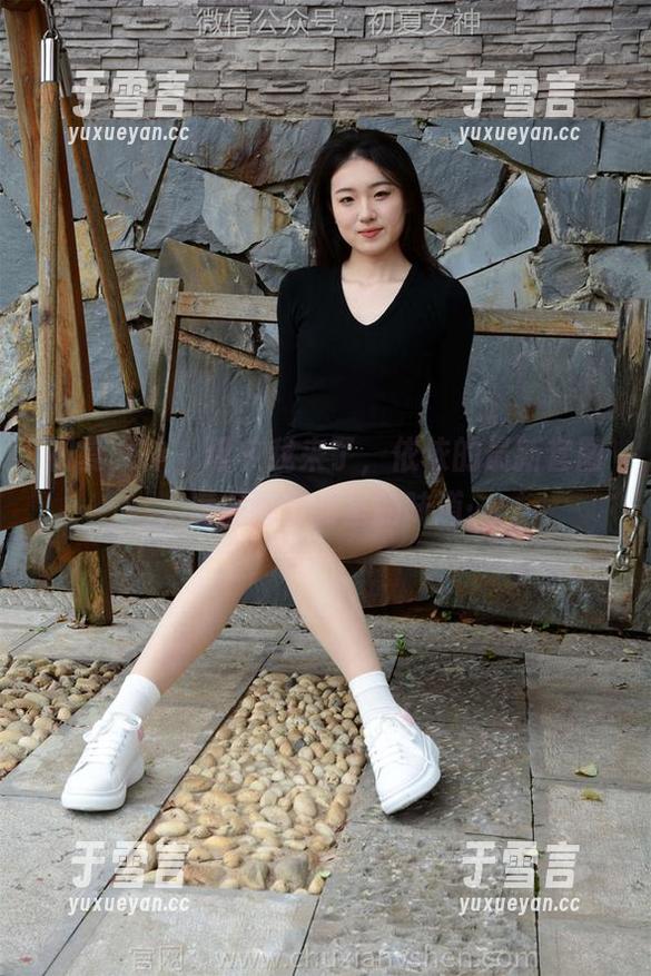 初夏女神 - 母校我来了，依依的最新套图，满满都是教室的味道…