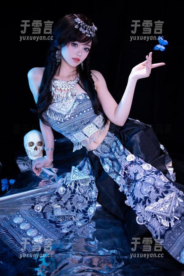 看千反田鹿子的兔女郎写真，原图里藏着太多小心机。