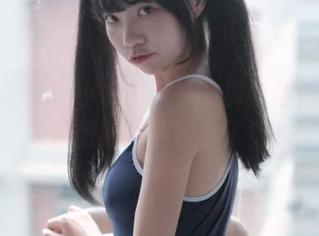 图片中的可可小白兔与她的裤里丝，不自觉的眼睛就被吸引了！