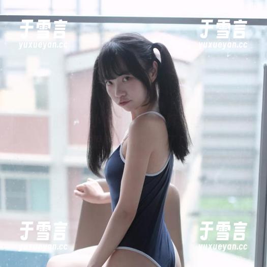 图片中的可可小白兔与她的裤里丝，不自觉的眼睛就被吸引了！