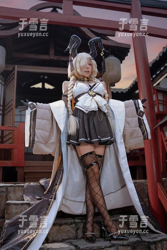 下载这份“咬人小小兔”的鸳鸯戏写真集，她的气质好像在别处，真让人捉摸不透。