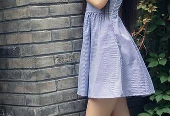 头条女神 – 李由美的私拍：那双裸足似乎在呼唤些什么。