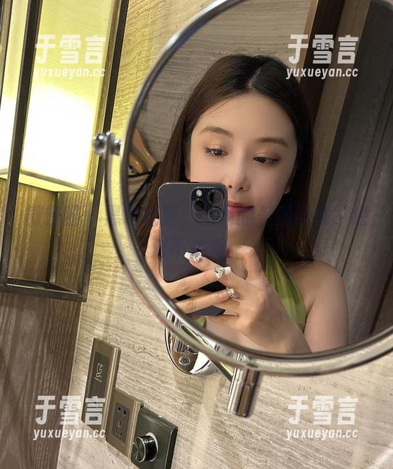 微密圈 - 黑色时刻，奶雯的美图合集，绝对不枯燥。