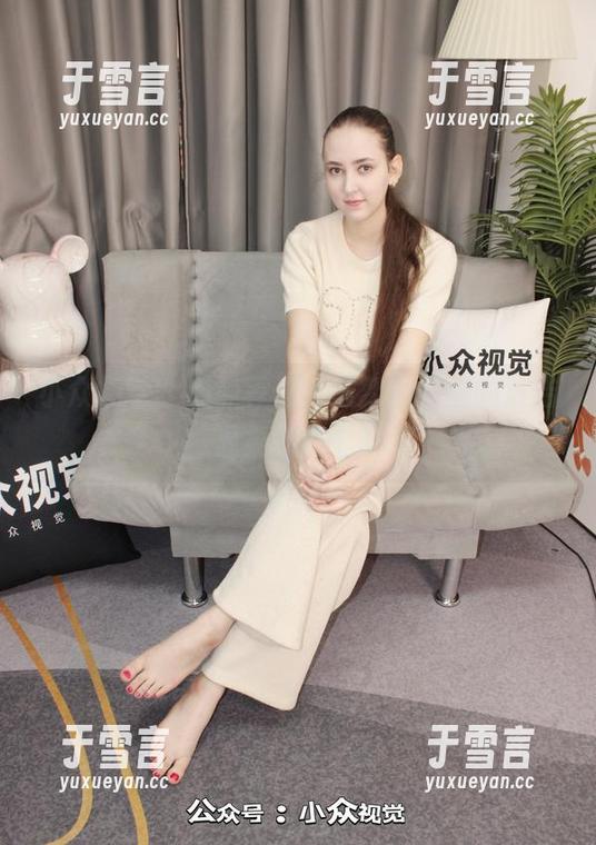小众视觉 - 静静等着，最新图片里的洁洁，温柔得像个梦。