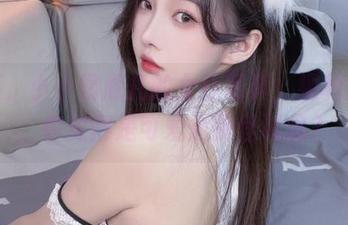 啧啧，小小奶瓶儿的女仆写真，福利满满，你觉得是可爱还是怪诞呢？