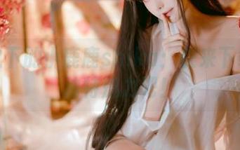 黑色之下的小鹿鹿shika：快来下载她的独特魅力吧！