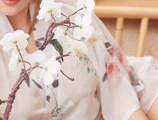 尤蜜荟 – 套图：放飞的温心怡，校园里的每一步都在讲述另一个篇章。