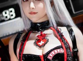 屿鱼yukako写真大公开：赛车如浪，碧蓝如深，下载后继续留白。