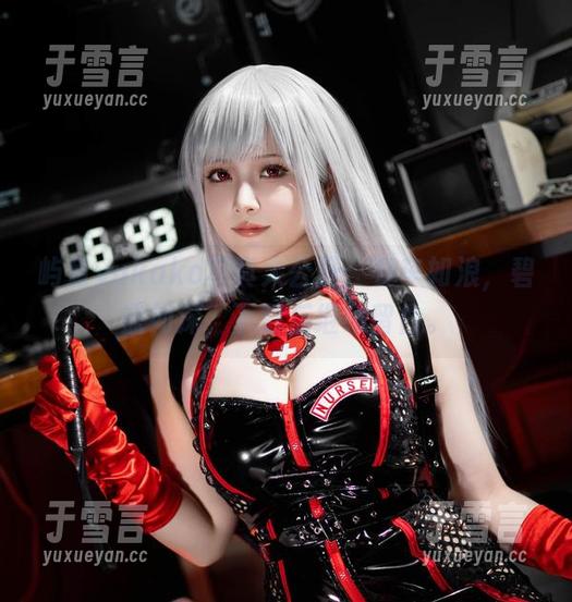 屿鱼yukako写真大公开：赛车如浪，碧蓝如深，下载后继续留白。