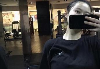 微密圈 – 吊带壁纸合集，左公子666又在续写他的“大胆”传说。