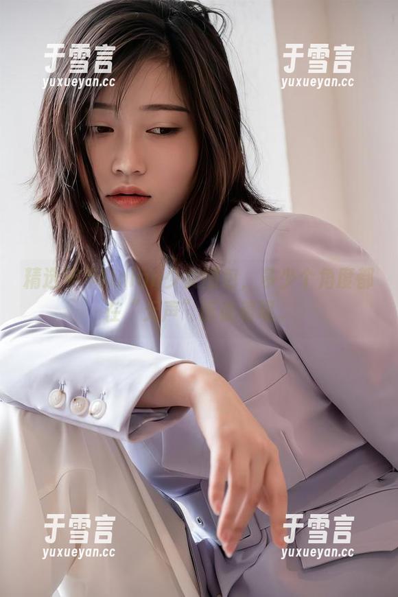 精选年年Nnian少女图包，多少个角度都在“无声”诉说着呢。