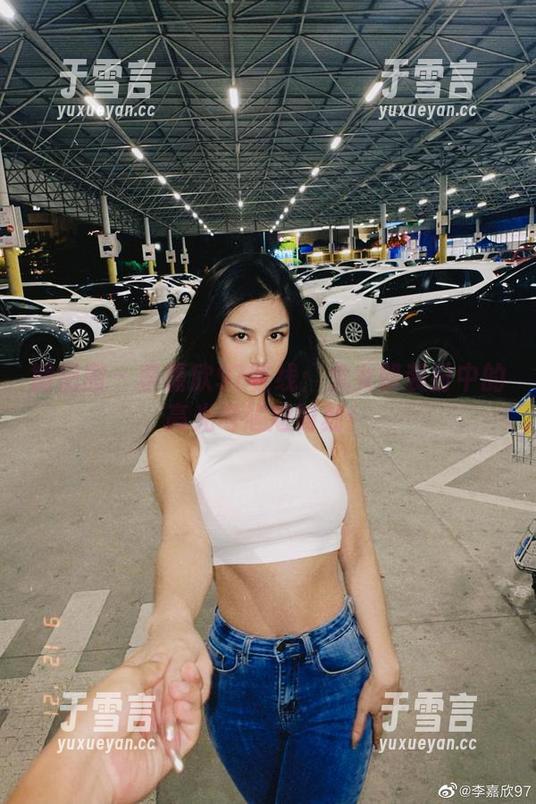 微密圈 - 李嘉欣97在线：兔女郎装扮中的高光与尴尬时刻！