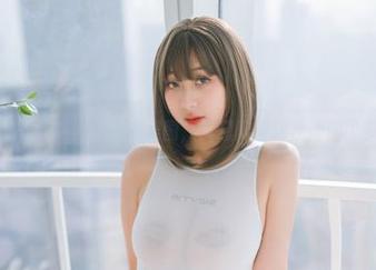看了浅安安这组油亮的美图，真想问问化妆师用了多久？