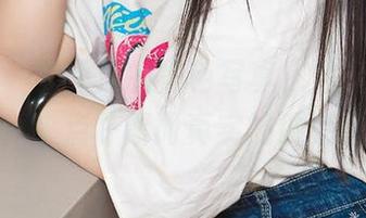 爱尤物 – 李丽莎的黑色写真，放下光圈华丽，来点朴素而真实的朋克风。