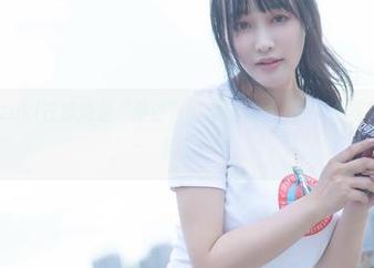 脱尾巴Mizuki在泳池里“漂浮”的滑稽一瞬，该有个写真集分享露脸了！