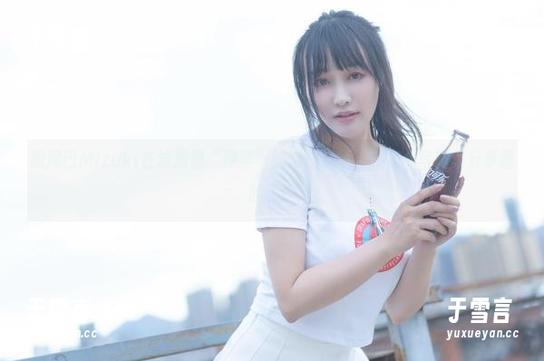 脱尾巴Mizuki在泳池里“漂浮”的滑稽一瞬，该有个写真集分享露脸了！
