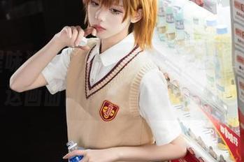 不吃腥味猫罐，就别说你爱夜莺的写真！这画面比我家猫还会撒娇！