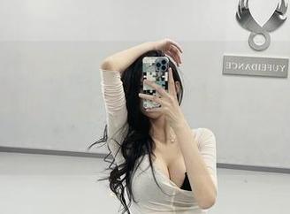 微密圈 – 葛征自恋频出！私拍里的每一张都在跟我说“看我看我哈哈！”套图太迷了。