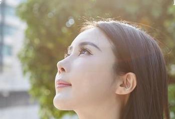 蜜桃社 – 别眨眼！初月眼镜合集：花式搭配真撩人