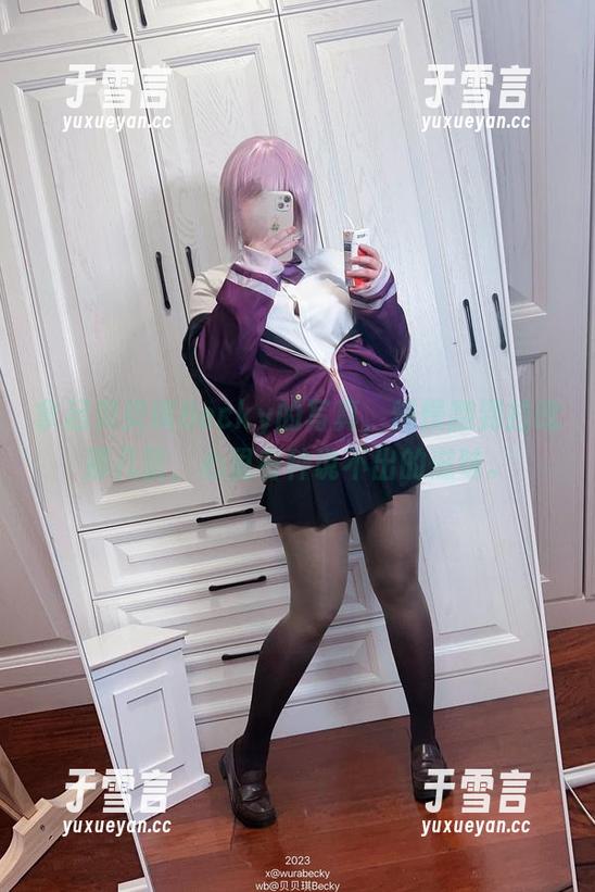 贝贝琪Becky 拿起贝贝琪Becky的写真,慢慢翻到拉毗那几张,心里有种说不出的滋味。