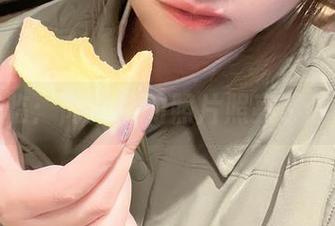 女神降临：闪月半的照片照亮了我的屏幕