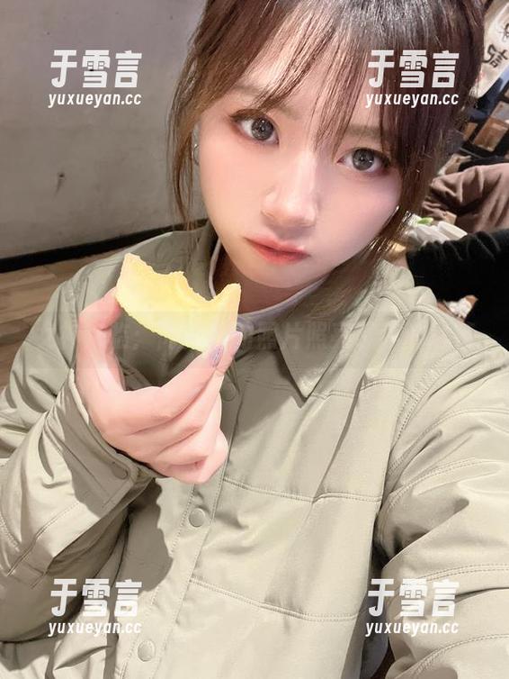 女神降临：闪月半的照片照亮了我的屏幕