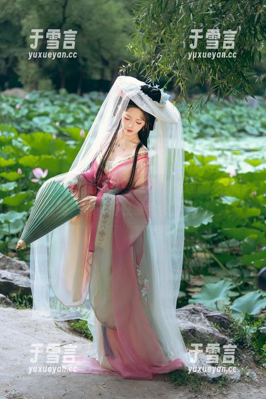这婚纱好眼熟，是雯妹不讲道理的免费作品吗？总觉得在某个梦里见过。
