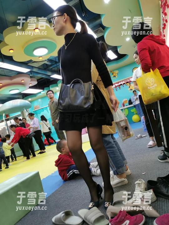 魔镜街拍 - 在线流连于曼曼的教室，她的作品把学习玩成了一种艺术！
