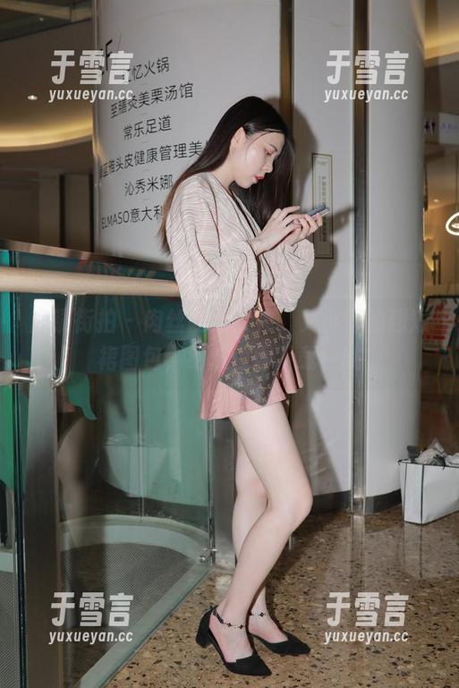 魔镜街拍 - 肉丝网络女神，艾小青的超短裙图包，绝对值得下载一试